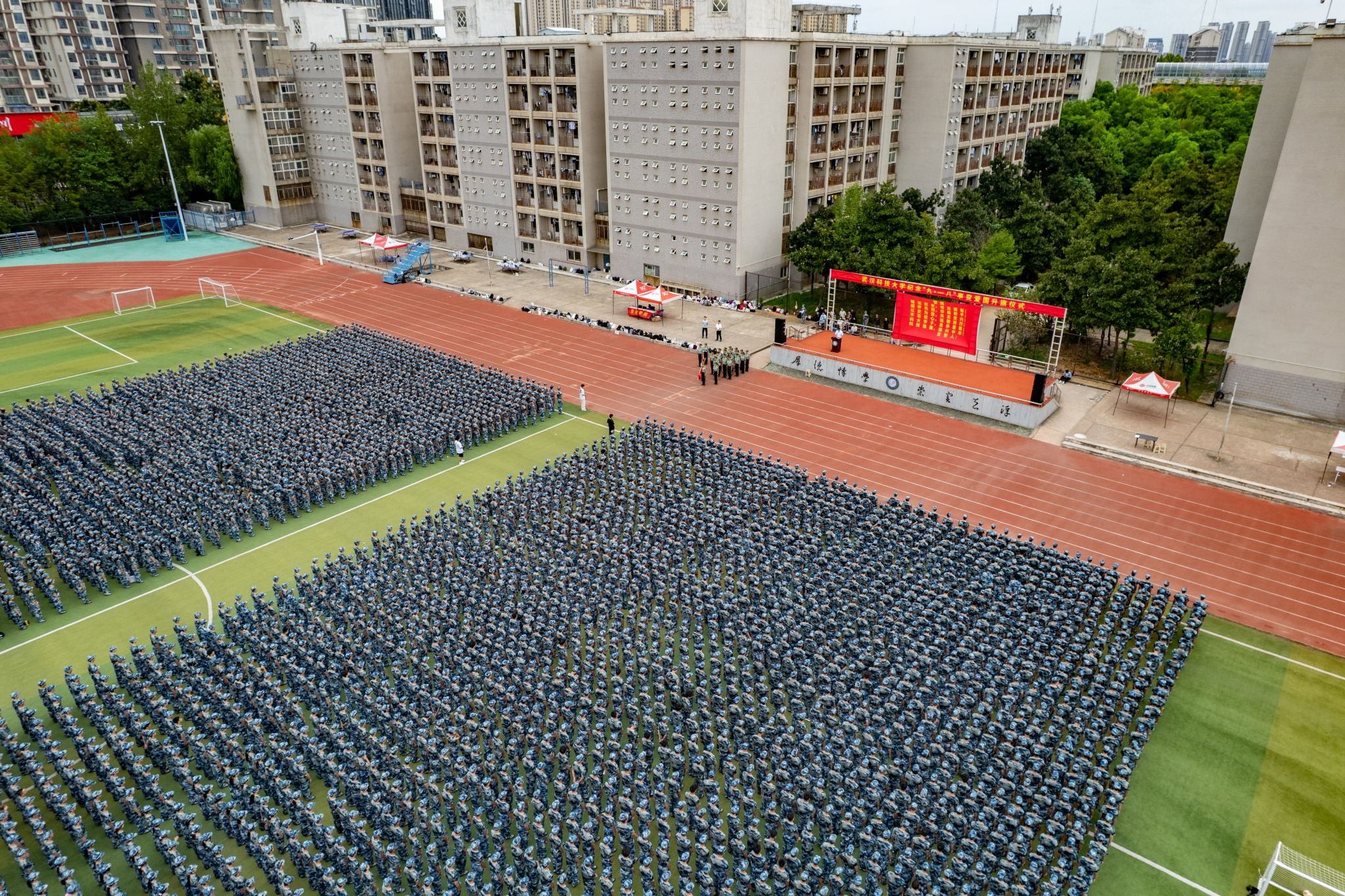 我校举行纪念“九一八”爱国 升旗仪式