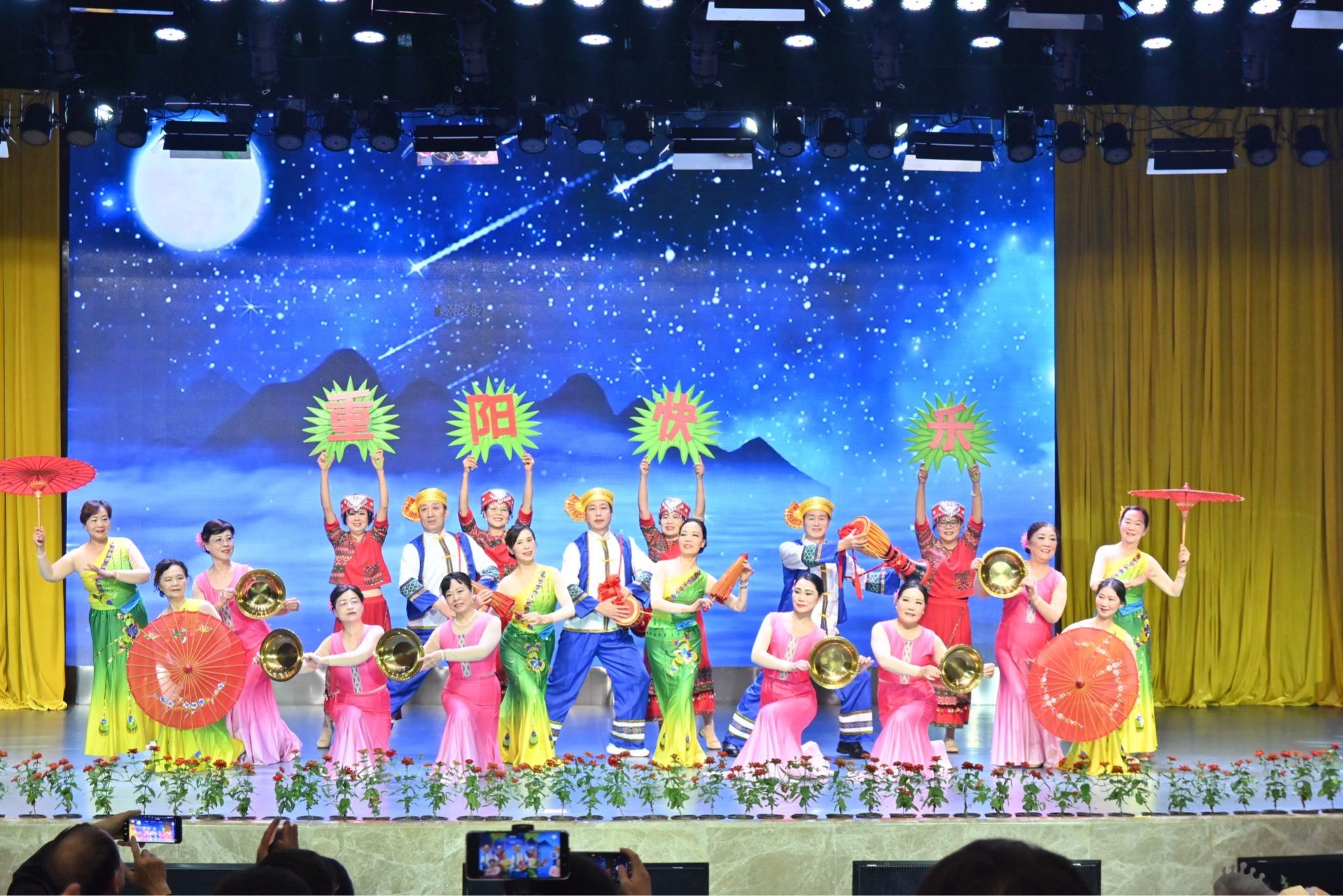 我校举办“银发榜样”表彰仪式暨重阳节集体祝寿活动