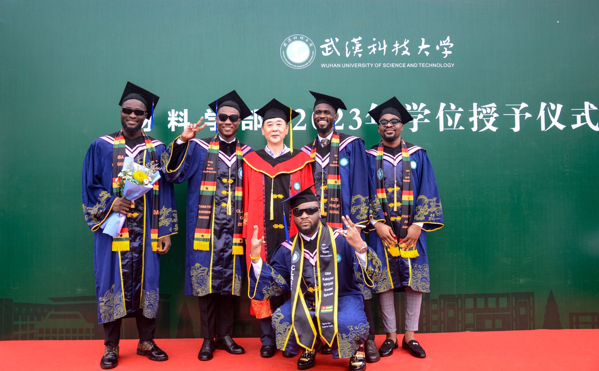 梁绮琪摄国际学生合照 熊雄摄国际学生起立 熊雄摄恒大管理学院拨穗